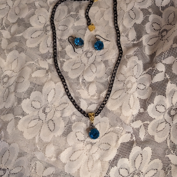 Hand Crafted Blue Topaz and Black Necklace Set - Picture 4 of 6
